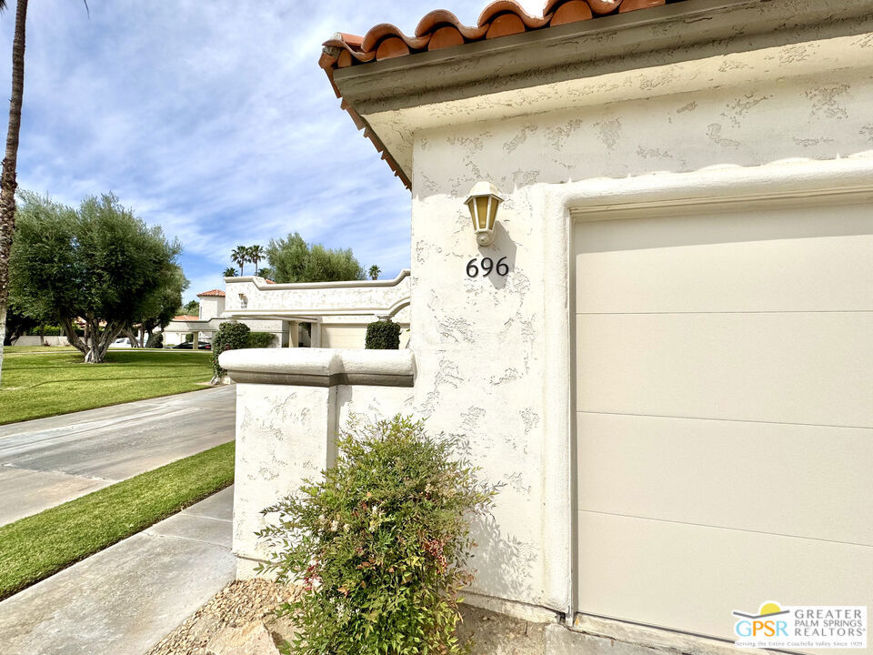 696 Vista Lago Circle