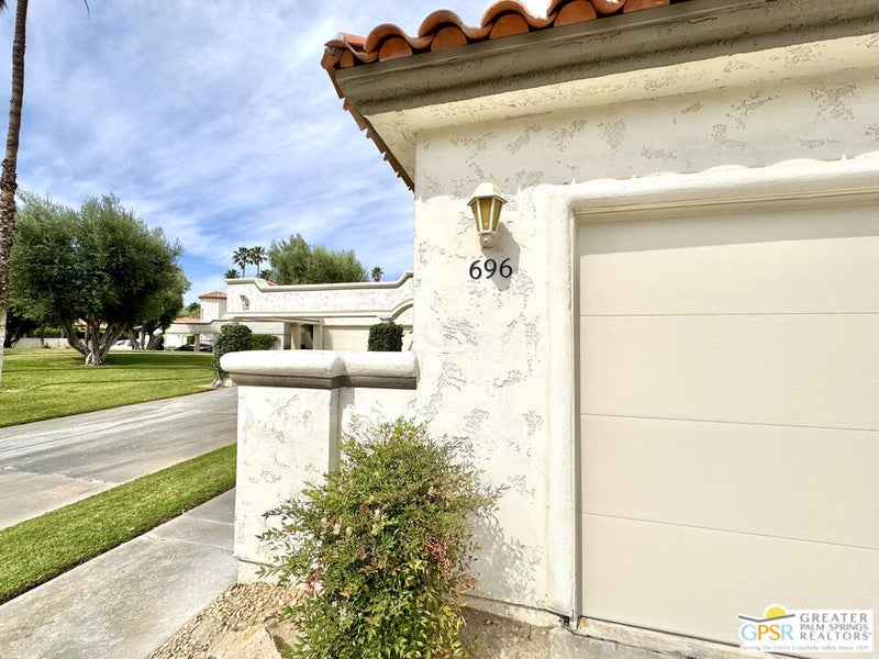 696 Vista Lago Circle