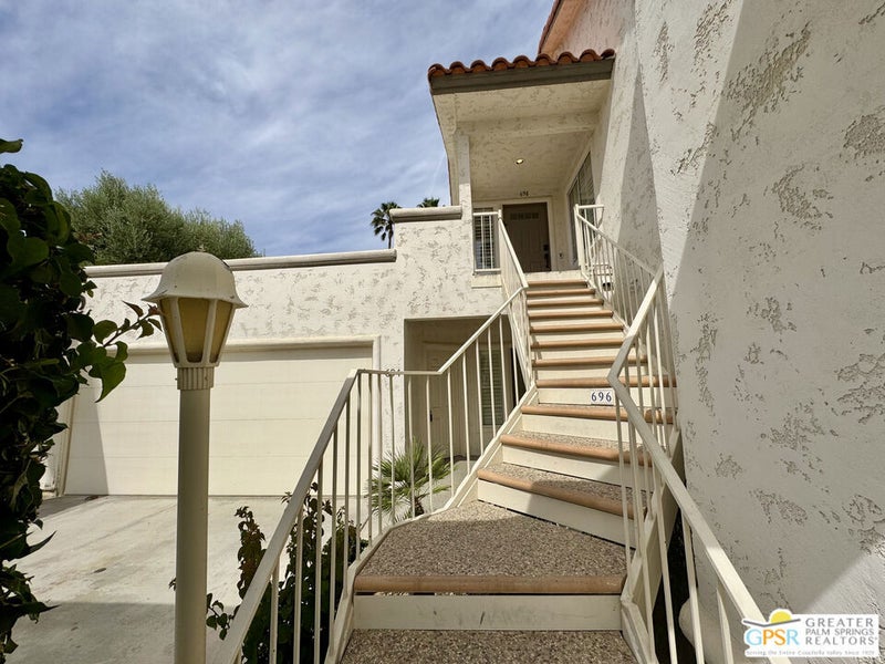696 Vista Lago Circle