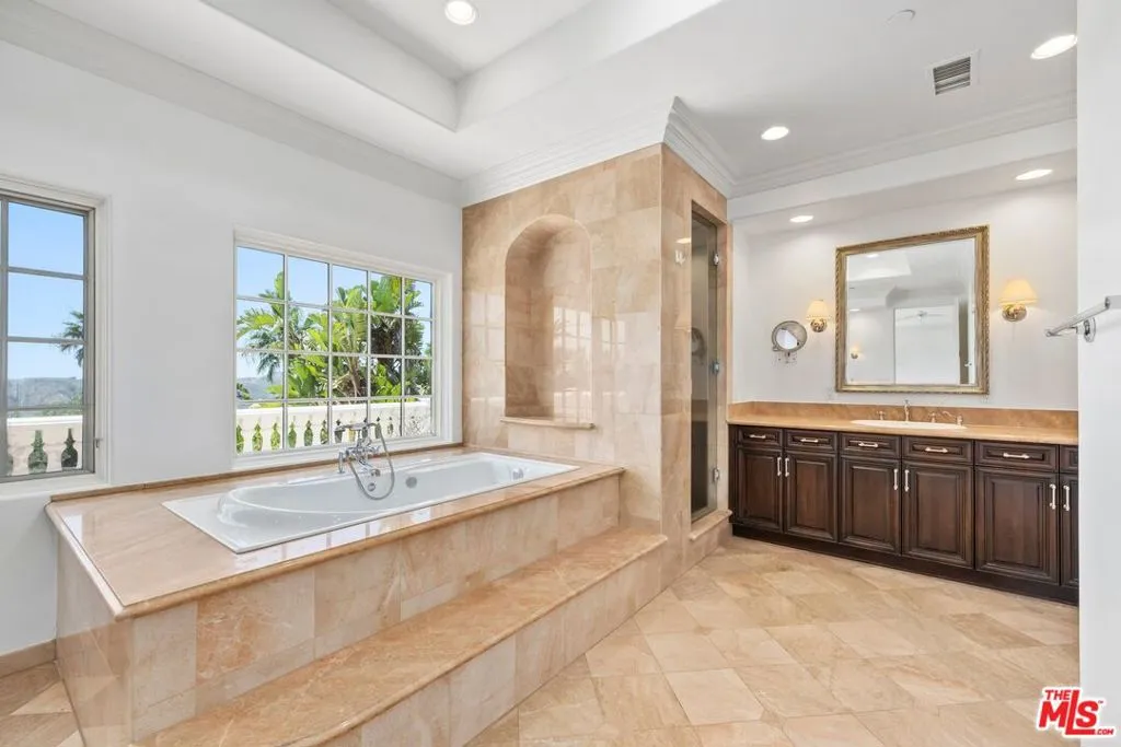 Pacific Palisades, California 90272, United States, 6 Bedrooms Bedrooms, ,5 BathroomsBathrooms,Residential,Active,178151