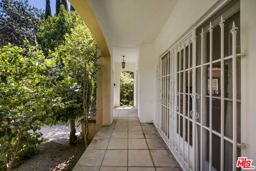 2007 N Hobart Boulevard