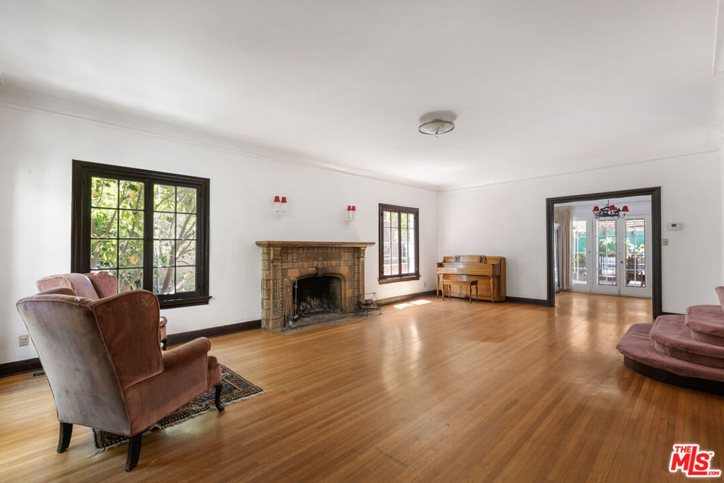 2007 N Hobart Boulevard