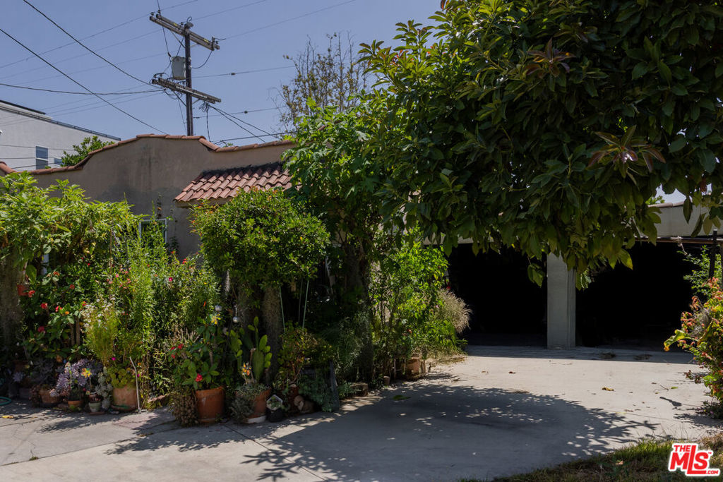 2922 S Redondo Boulevard