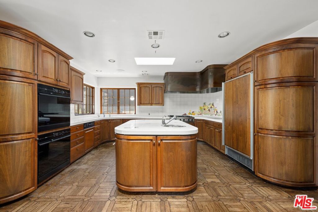 Properties 3 184 S Rockingham Avenue