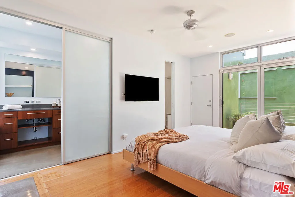 Venice, California 90291, United States, 2 Bedrooms Bedrooms, ,3 BathroomsBathrooms,Residential,Active,152350