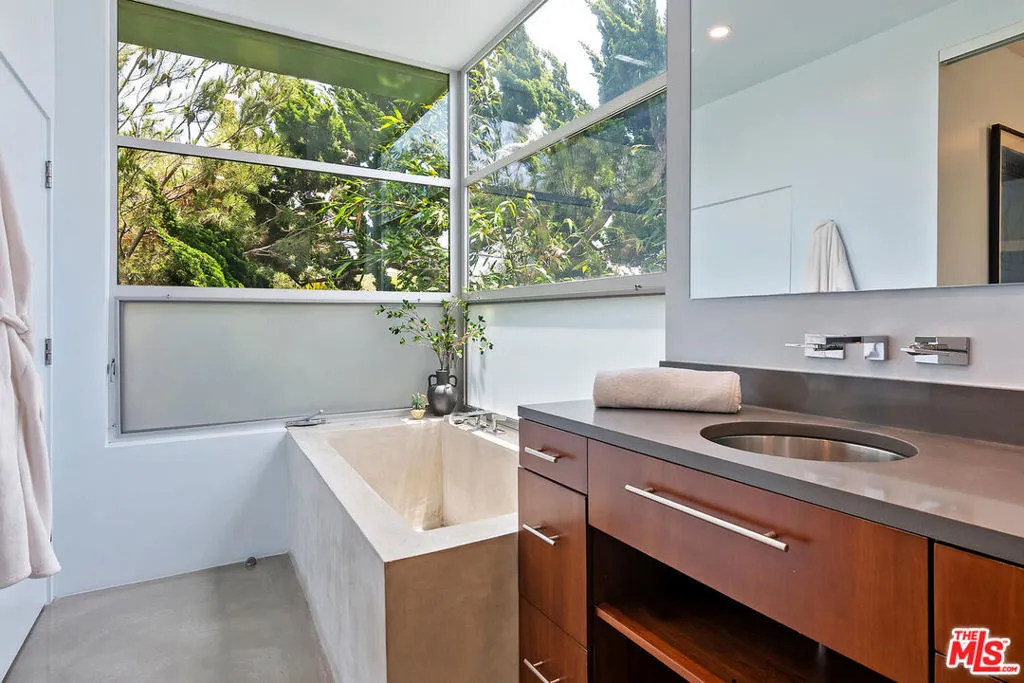 Venice, California 90291, United States, 2 Bedrooms Bedrooms, ,3 BathroomsBathrooms,Residential,Active,152350