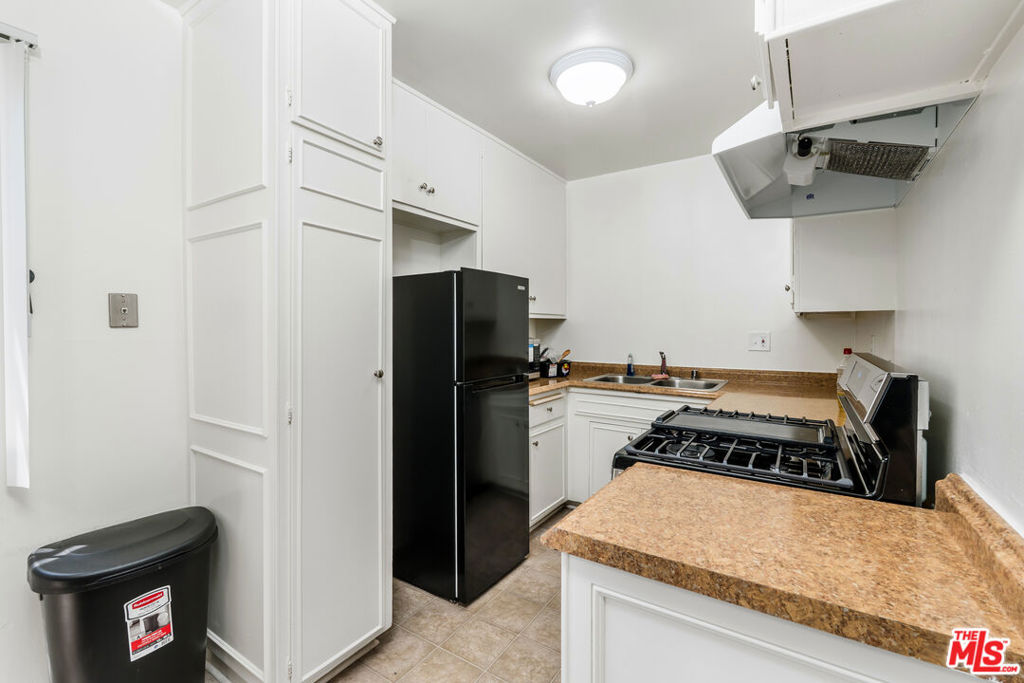 Properties 4 6527 De Soto Avenue