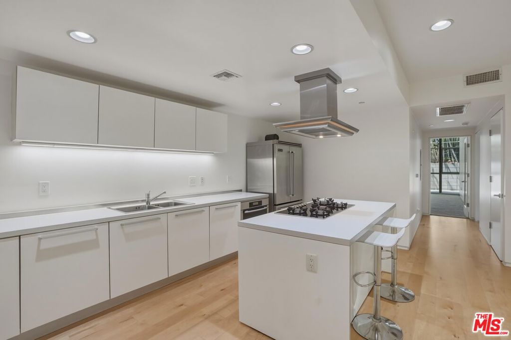 825 N Kings Road 1