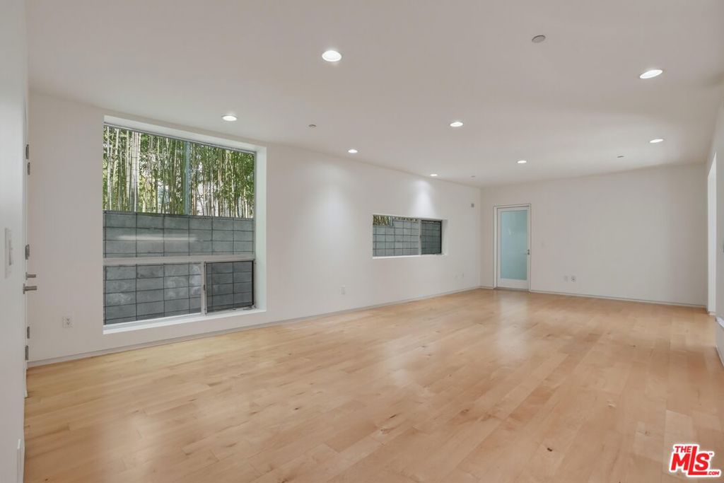825 N Kings Road 1