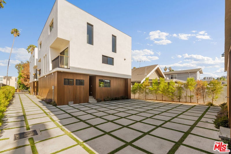 923 N Mariposa Avenue