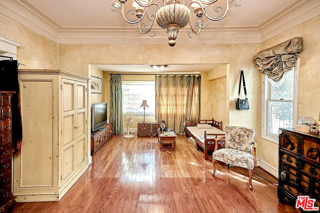 Properties 4 450 S Serrano Avenue