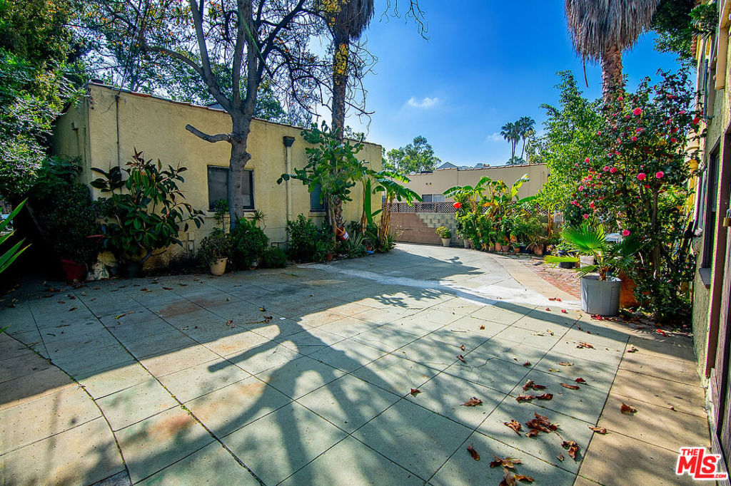 1015 N MARTEL Avenue