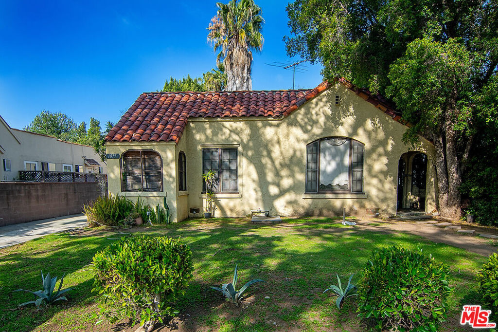 1015 N MARTEL Avenue