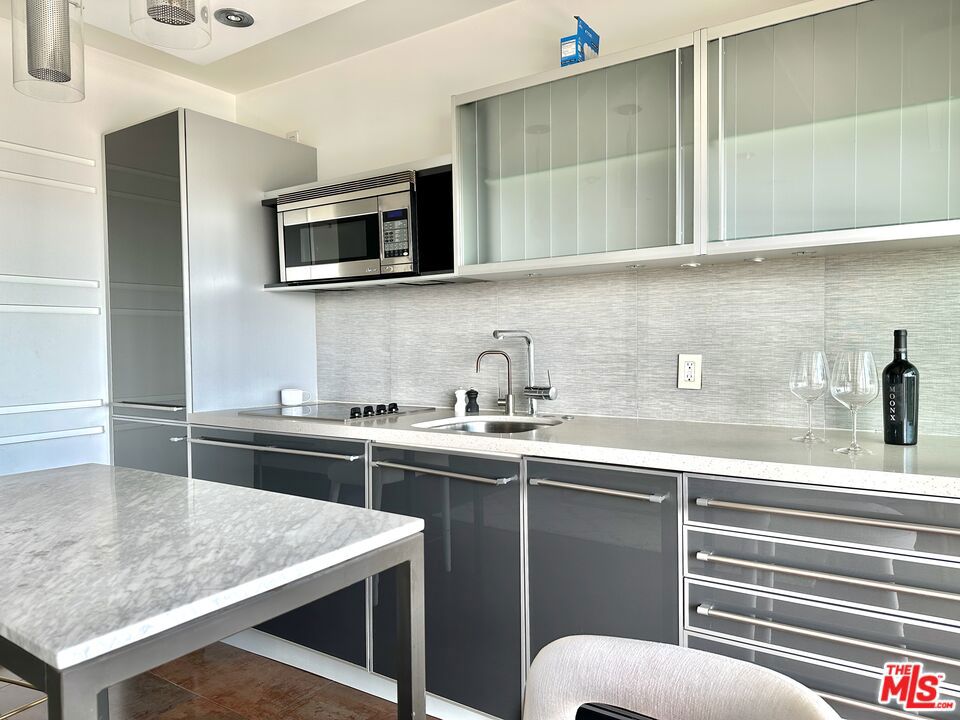 999 N Doheny Drive 1207