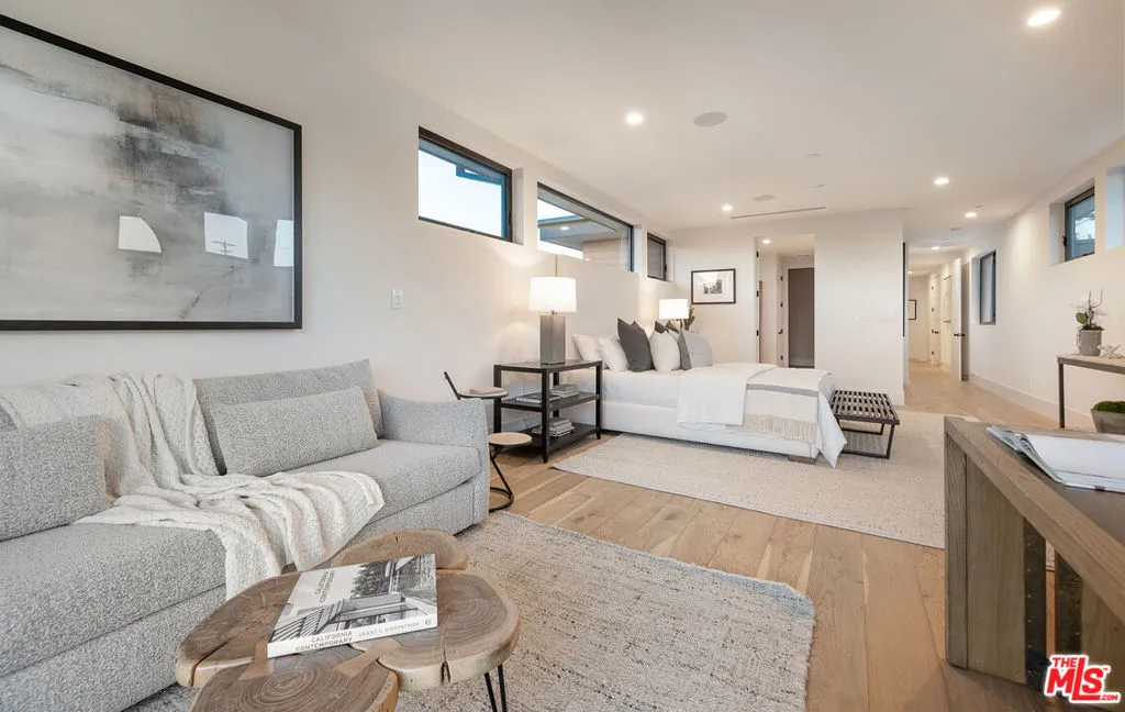 Los Angeles, California 90066, United States, 4 Bedrooms Bedrooms, ,5 BathroomsBathrooms,Residential,Active,197702