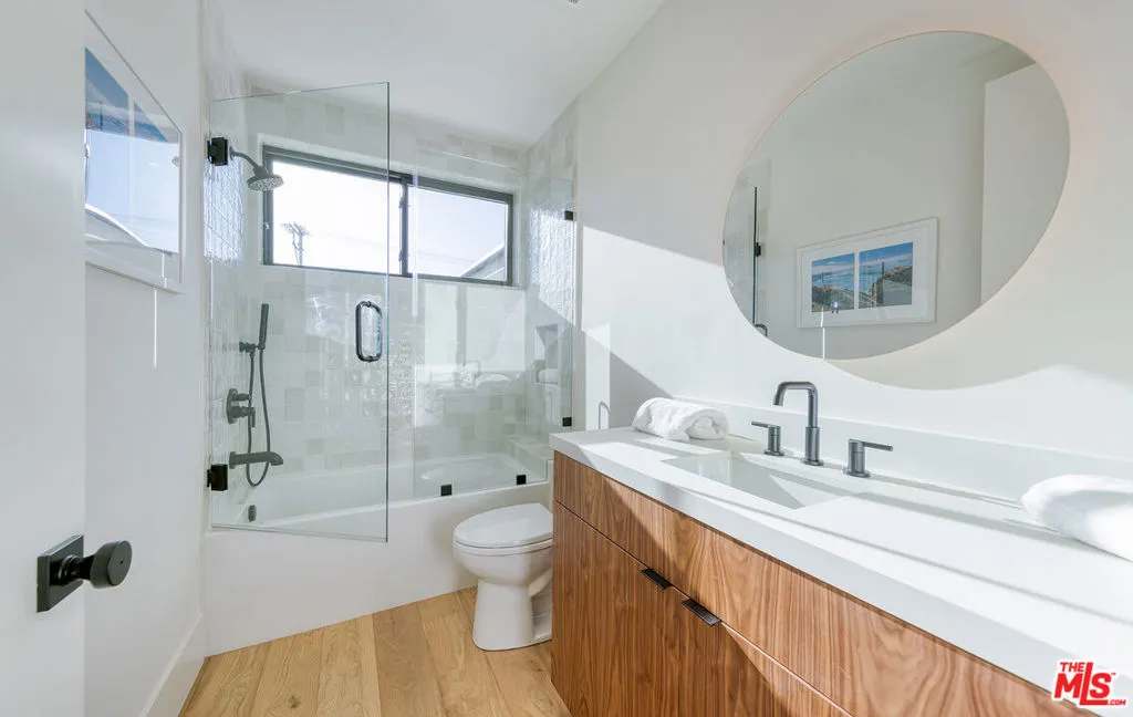 Los Angeles, California 90066, United States, 4 Bedrooms Bedrooms, ,5 BathroomsBathrooms,Residential,Active,197702