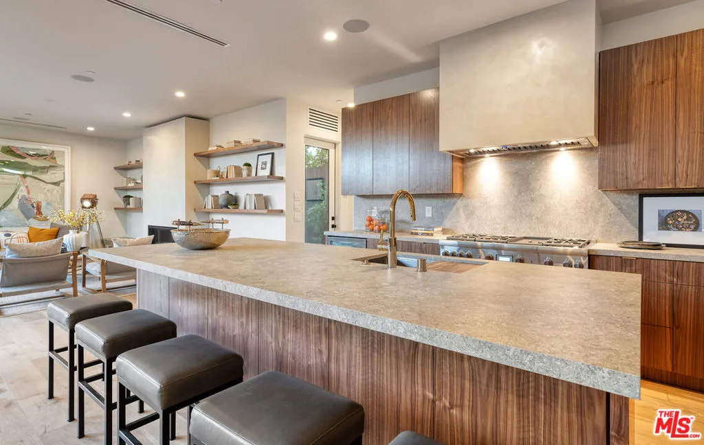 Los Angeles, California 90066, United States, 4 Bedrooms Bedrooms, ,5 BathroomsBathrooms,Residential,Active,197702