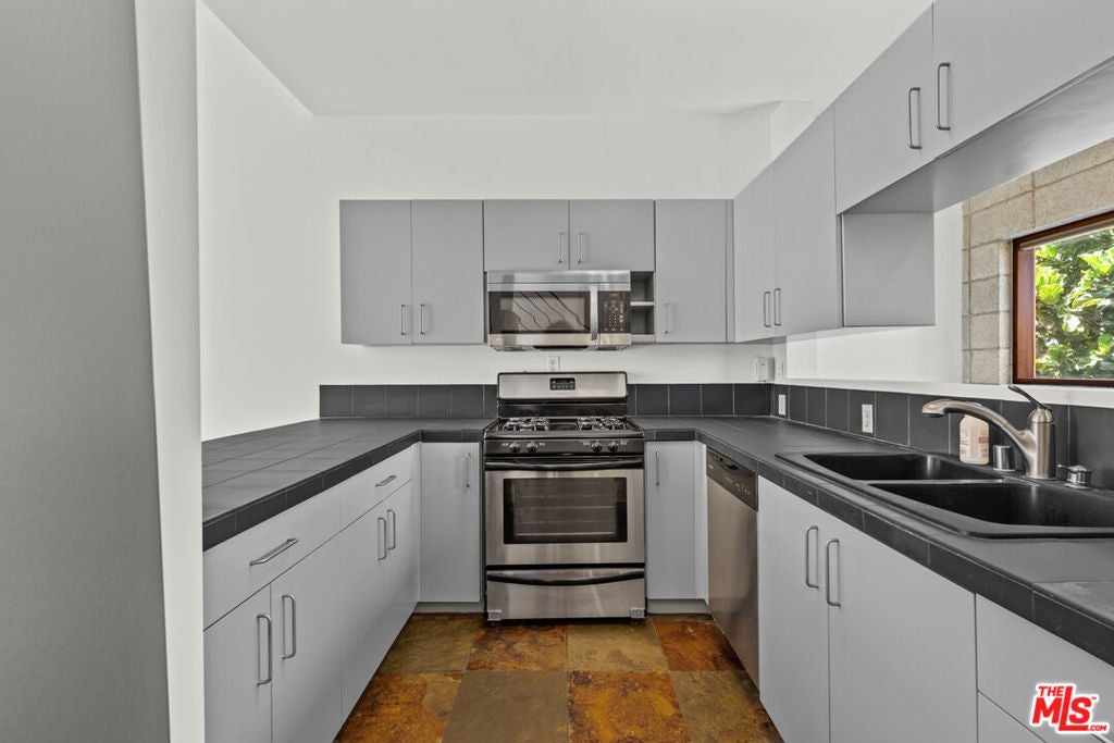 343 Rennie Avenue 7