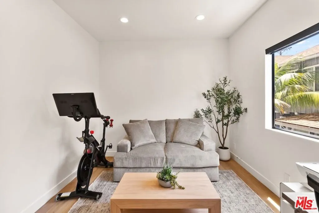 Los Angeles, California 90024, United States, 3 Bedrooms Bedrooms, ,2 BathroomsBathrooms,Residential,Active,150516