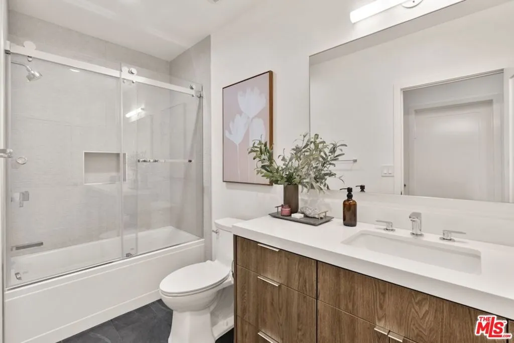 Los Angeles, California 90024, United States, 3 Bedrooms Bedrooms, ,2 BathroomsBathrooms,Residential,Active,150516