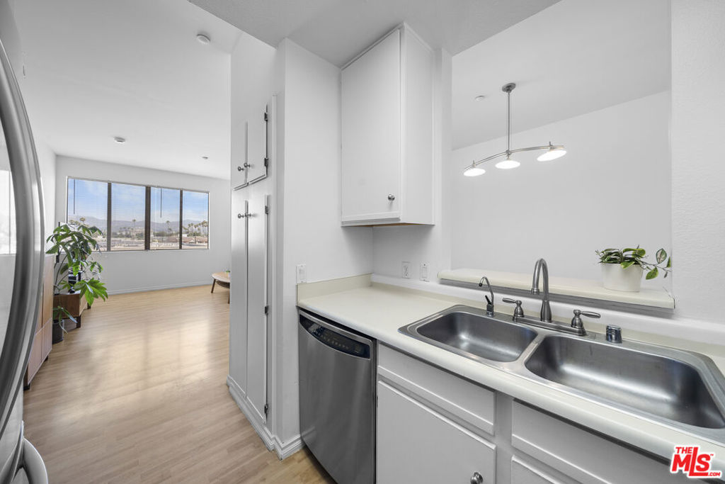 533 S St Andrews Place 420