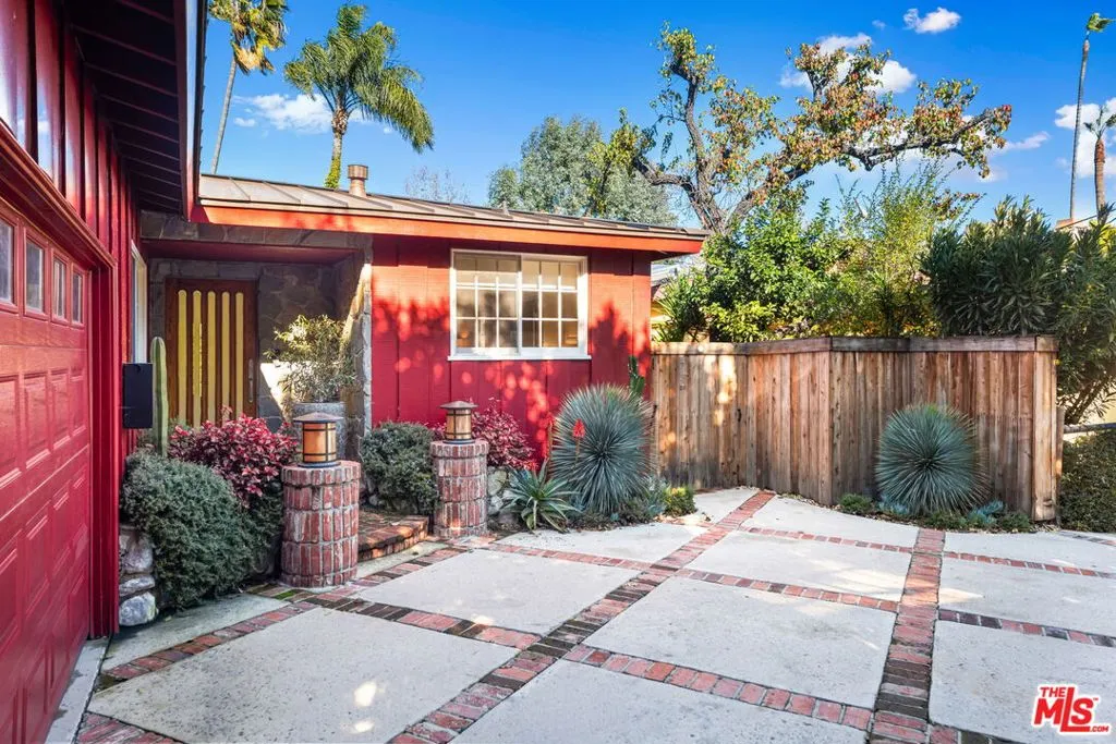 Sherman Oaks, California 91403, United States, 3 Bedrooms Bedrooms, ,2 BathroomsBathrooms,Residential,Active,237751