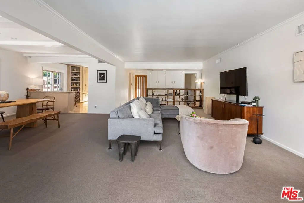 Sherman Oaks, California 91403, United States, 3 Bedrooms Bedrooms, ,2 BathroomsBathrooms,Residential,Active,237751