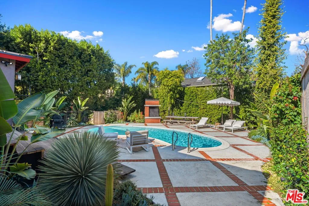 Sherman Oaks, California 91403, United States, 3 Bedrooms Bedrooms, ,2 BathroomsBathrooms,Residential,Active,237751