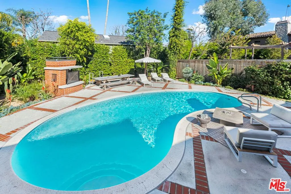 Sherman Oaks, California 91403, United States, 3 Bedrooms Bedrooms, ,2 BathroomsBathrooms,Residential,Active,237751