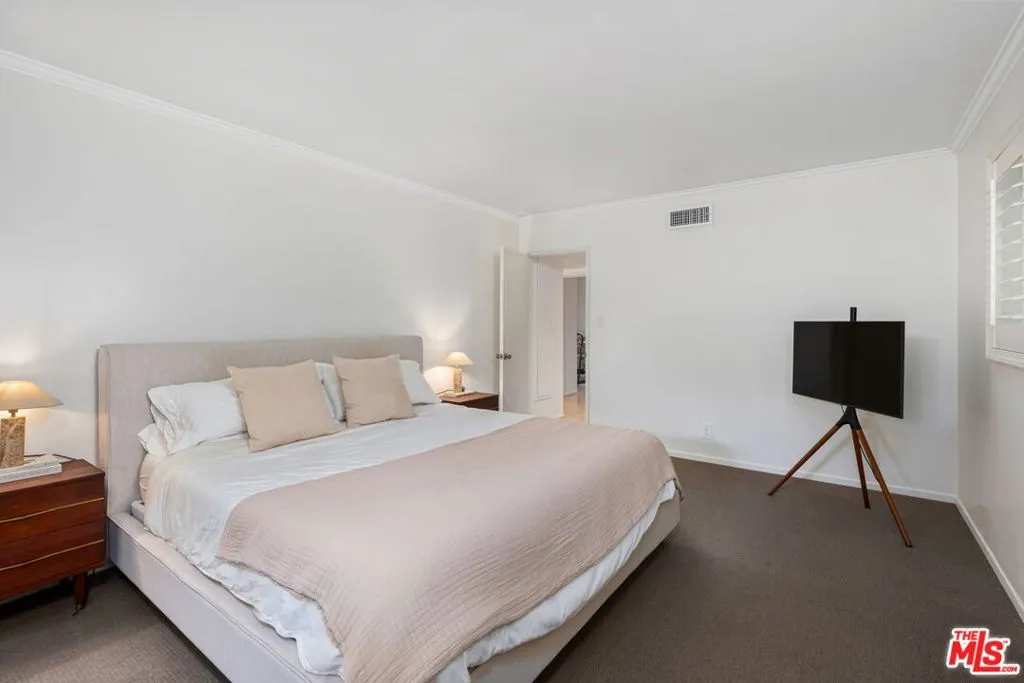 Sherman Oaks, California 91403, United States, 3 Bedrooms Bedrooms, ,2 BathroomsBathrooms,Residential,Active,237751