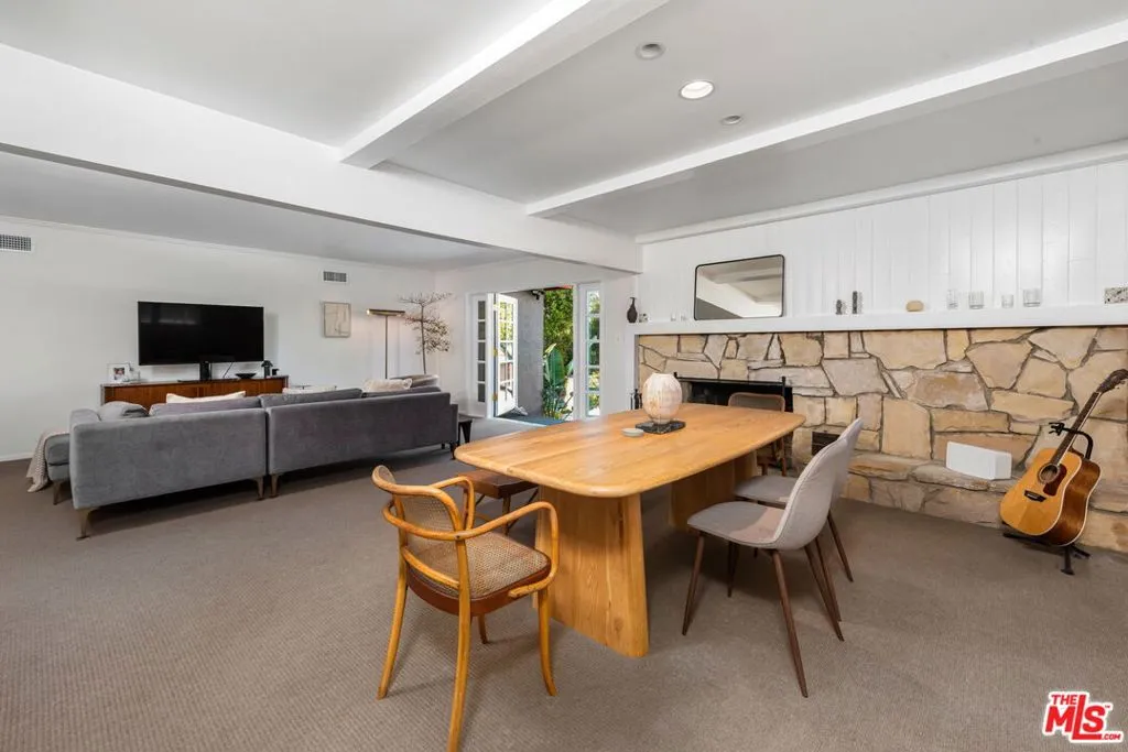 Sherman Oaks, California 91403, United States, 3 Bedrooms Bedrooms, ,2 BathroomsBathrooms,Residential,Active,237751