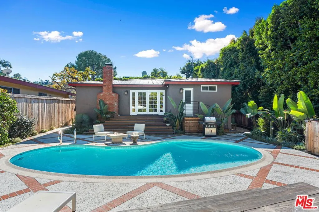 Sherman Oaks, California 91403, United States, 3 Bedrooms Bedrooms, ,2 BathroomsBathrooms,Residential,Active,237751