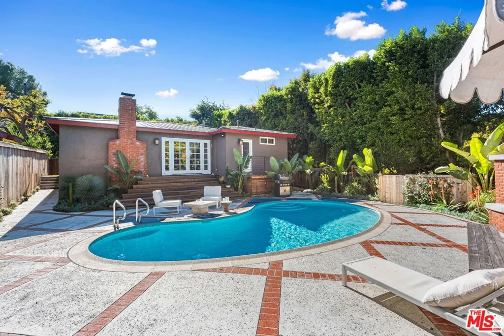 Sherman Oaks, California 91403, United States, 3 Bedrooms Bedrooms, ,2 BathroomsBathrooms,Residential,Active,237751