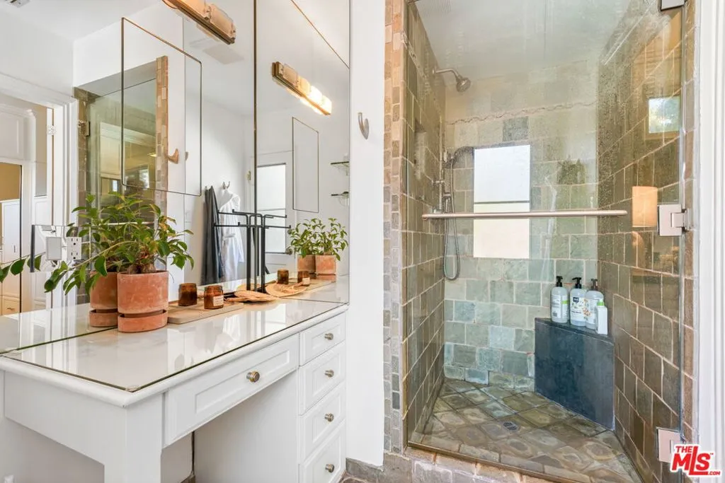 Sherman Oaks, California 91403, United States, 3 Bedrooms Bedrooms, ,2 BathroomsBathrooms,Residential,Active,237751