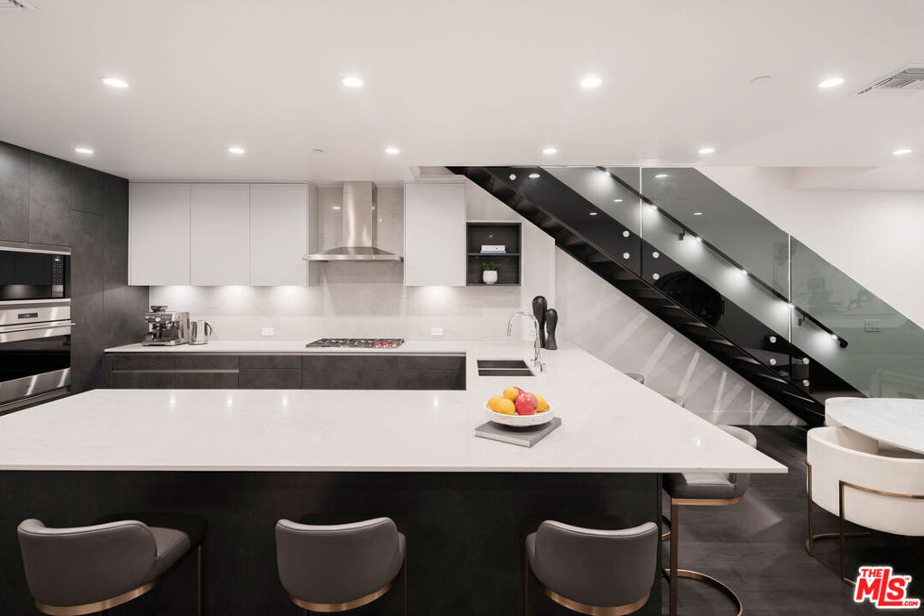 724 N Croft Avenue 108