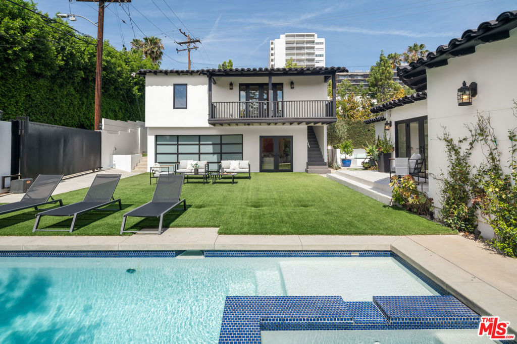 813 N Doheny Drive