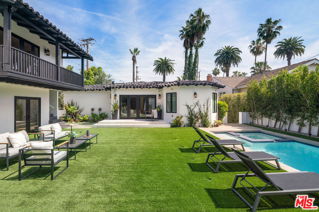 813 N Doheny Drive