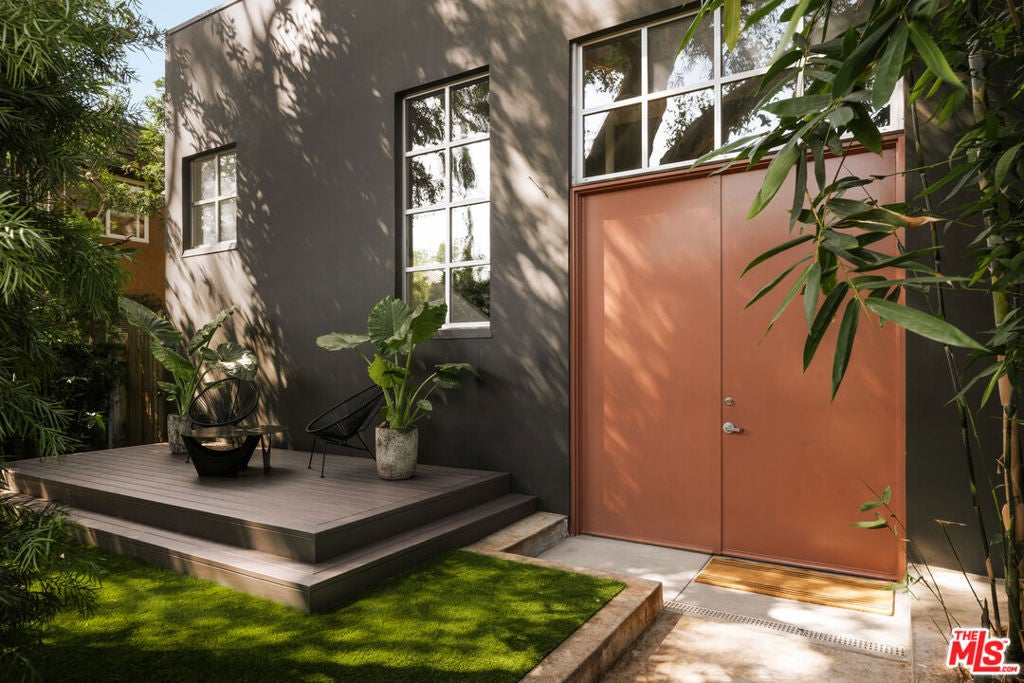 633 Santa Clara Avenue