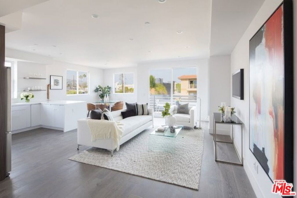 935 N Hudson 401