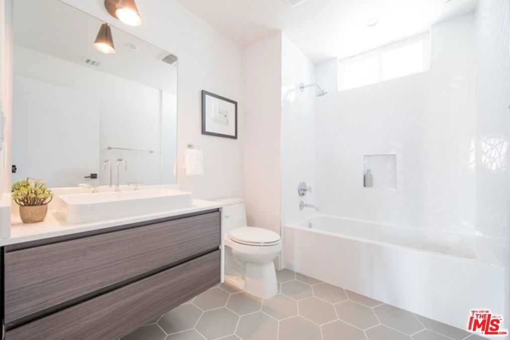 935 N Hudson 401