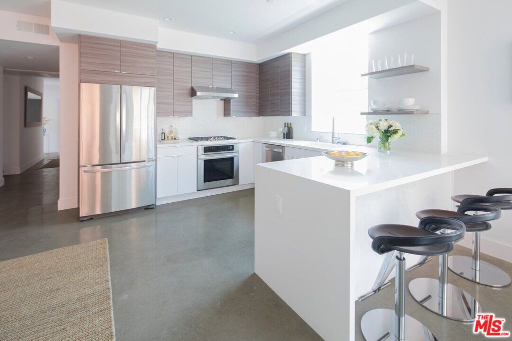 935 N Hudson 401