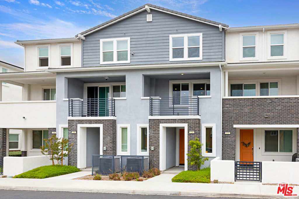 220 Lockhart Way
