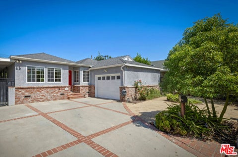 Photo of 19345 Archwood Street, Los Angeles, CA 91335 (MLS # 26987473)