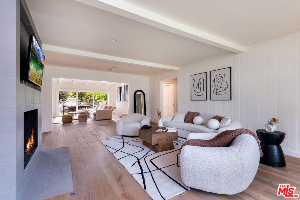 527 S Bentley Avenue