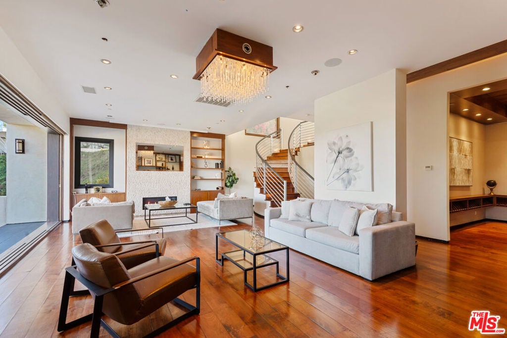 1018 Stradella Road