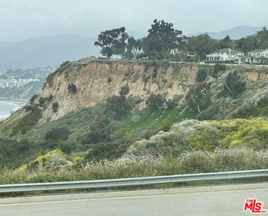 15221 Via De Las Olas