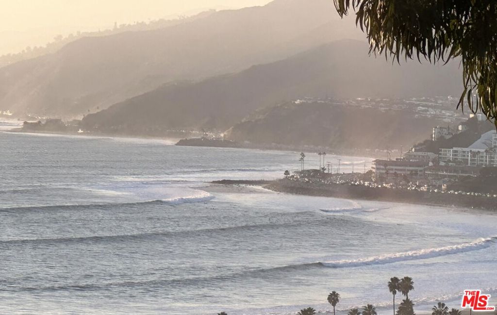 15221 Via De Las Olas