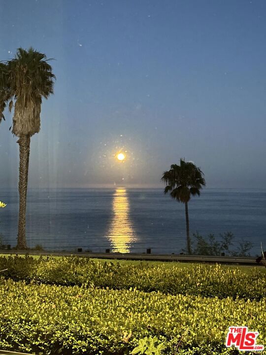 15221 Via De Las Olas