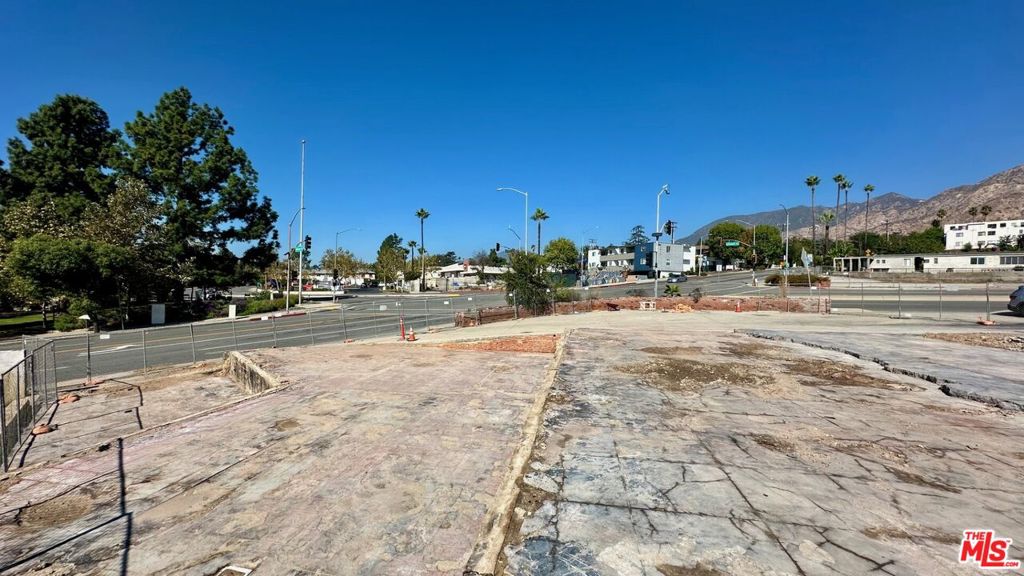 912 E Altadena Drive