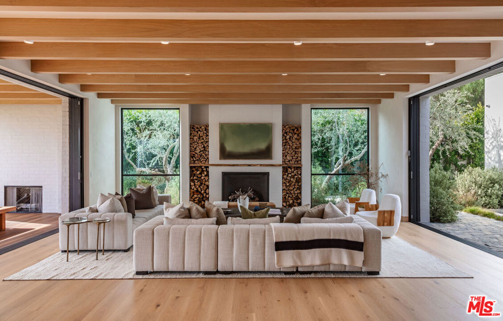 1307 N Doheny Drive